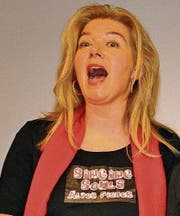 Singing Souls, unverwechselbar: Zu schwarzem Outfit kommen fünf rote Schals, eine rote Krawatte, eine rote Kette und ein Paar rote Socken (die trägt Marcel Sieber, der am Flügel begleitet) hinzu zu Jazz. Von links: Petra Stadler, Bettina Seiz (Sopran), Rita Sieber, Marianne Oberle (Alt), Beat Zünd, Björn Wiget (Tenor), Markus Waser (Bass). (Bilder: Andrea Plüss)