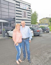 Susanne und Albert Tobler sind glücklich, nach zweieinhalb Jahren der Suche in Rebstein eine passende Industrieliegenschaft gefunden zu haben. Hier wollen sie ihr Unternehmen ausbauen. (Bild: Kurt Latzer)