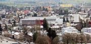 Das EgoKiefer-Areal mit den beiden markanten Türmen (rechts) sowie dem Bürotrakt und den Hallen (Bildmitte) erstreckt sich über gut vier Hektaren. (Bilder: Gert Bruderer)