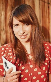 Hält «Päng!» in ihren Händen: Chefredaktorin Josephine Götz. (Bild: pd)