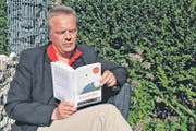 Thomas Benz hat der unaufgeklärte Doppelmord von Kindsbeinen an keine Ruhe gelassen. «Das skrupellose Verbrechen darf nie vergessen gehen», sagt er. Möglicherweise führe Peter Beutlers Roman ja sogar zu neuen Hinweisen, denkt der gelernte Offsetdrucker, der heute als Bestatter arbeitet. (Bild: Max Tinner)