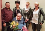 Der abtretende Kassier Ernst Klingler (sitzend) mit (von links) Florian Schüpbach (abtretender Material- verwalter), Präsidentin Margrit Zürcher, Andrea Meier (neue Kassierin) und Daniela Stalder (neue Material- verwalterin). (Bild: PD)