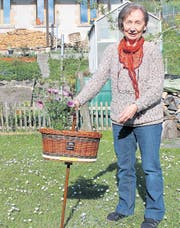 «Dieser Wanderstock würde sich gut zum Picknicken eignen», sagt Evelyn Rigotti mit einem Schmunzeln im Gesicht über den Preis des Vereins Kultur Toggenburg. (Bild: Alexandra Scherrer)