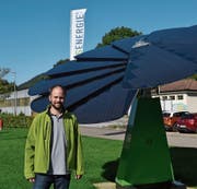 Marc Zysset, Geschäftsleiter Säntis Energie AG, neben der Smart Flower in Unterwasser. (Bild: Adi Lippuner)