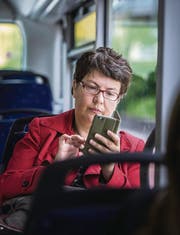 «Sitze im Bus» – der Titel ihres Buches beschreibt, wie, wo und über was Claudia Vamvas twittert. (Bild: Michel Canonica)