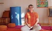 Kathi Gebert in ihrer Massagepraxis. (Bild: Judith Schönenberger)
