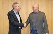 Richard Dünser und Niklaus Köppel kämpfen um die Gunst der Wähler und das Amt des Schulpräsidenten. Dabei lassen sie sich von kniffligen Fragen nicht aus der Ruhe bringen. (Bild: Benjamin Schmid)