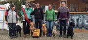 Die fünf Teilnehmenden und ihre Hunde des Hundesports Toggenburg. (Bild: PD)
