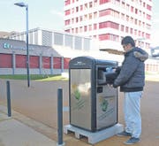 Noch auf Probe: Der erste High-Tech-Solar-Abfalleimer der Region steht im Heerbrugger Schmidheiny-Park. (Bild: René Schneider)