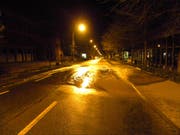 An der Fürstenlandstrasse gab es am frühen Sonntagmorgen einen Wasserrohrbruch. (Bild: Stapo SG)
