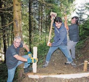 Mit Handschuhen und Werkzeug machten sich die Mitarbeitenden von Six ans Werk. Links aussen engagiert sich auch Christoph Landis, Division CEO der Schweizer Börse. Weil er gerne wandert. (Bild: PD)