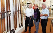 Der mittlerweile verstorbene Noldi Beck (rechts) führte die Besucher in seinem Museum in die Welt des Skisports ein. (Bild: Eddy Risch, 1. Oktober 2011)