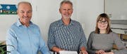 Gemeindepräsident Andreas Eggenberger (v. l.) und die Steueramtsmitarbeiter Kurt Sieber und Sara Weder freuen sich über den guten Steuerabschluss. (Bild: gk)