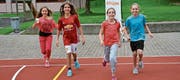 Soraya, Lilly, Seraina und Juna beim Ablaufen des Orientierungslaufes.