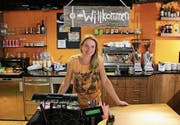 Kim Jansen an der Theke im Rösslitor. (Bild: Leonardo Da Riz)