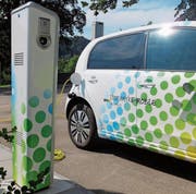 Auf dem Parkplatz vor dem Gebäude der Thurwerke an der Wattwiler Bahnhofstrasse steht eine Ladestation für Elektroautos. (Bild: PD)