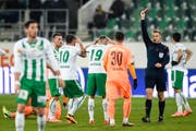 Der St.Galler Mario Mutsch (19) kassiert Rot von Schiedsrichter Alain Bieri. (Bild: GIAN EHRENZELLER (KEYSTONE))