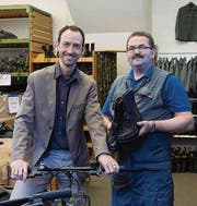 Andreas Schwarz und Markus Vetter mit den Verkaufshits. (Bild: Ralph Ribi (Ralph Ribi))
