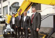 Das Management der Menzi Muck AG: René Bürgler und Christoph Schumacher mit den Rheintal-Assets-Verwaltungsräten Roland Dietsche und Franz Lässer (von links). (Bild: pd)