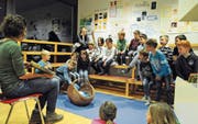 Barbara Egger liest in der Bibliothek Nesslau die Geschichte vom wasserscheuen Krokodil. (Bild: Michael Hug)
