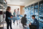 Teamwork für optimale Betriebsabläufe: Mitarbeitende des Spitals Wattwil richten im Hinblick auf den Umzug einen Materialraum ein. (Bild: PD)