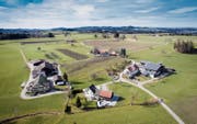 Zwei verschiedene Trinkwasserquellen: Im Weiler Rüeggetschwil wird um Quellrechte gestritten. (Bild: Benjamin Manser und Michel Canonica)