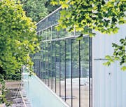 3. Juli 2013: Die wiederaufgebaute Turnhalle kurz vor der Eröffnung von aussen und innen. (Bild: Michel Canonica)