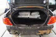 Drogenpakete im Kofferraum des Wagens. (Bild: pd)
