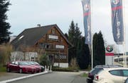 Nachbarn möchten verhindern, dass das Einfamilienhaus Ruderbach 10 fürs Erotikgewerbe umgenutzt und das Quartier zum Rotlicht-Distrikt wird. Auch der benachbarte Garagenbesitzer setzt sich zur Wehr, nicht nur weil Kundschaft den Parkplatz des Betriebes benutzen würde. (Bild: Kurt Latzer)
