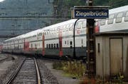 Ein Zug bei der Durchfahrt im Bahnhof Ziegelbrücke. (Bild: Archiv/Keystone)