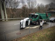Durch den Aufprall sind Flüssigkeiten ausgelaufen. (Bild: Stapo SG)