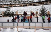Auf dem Eisfeld mitten im Weltrekord-Adventskranz von Mosnang wird noch bis zum Silvester Betrieb sein. (Bild: Beat Lanzendorfer)