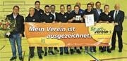 Funktionäre des FC Au-Berneck 05 freuten sich mit den Gästen über die Auszeichnung. (Bild: Ulrike Huber)