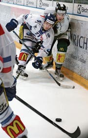 Thurgaus Verteidiger Simon Schnyder stört GCK-Stürmer Kaj Suter erfolgreich. (Bild: Mario Gaccioli)
