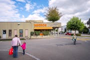 Die Migros hat das Baugesuch eingereicht: Das Zentrum von Wittenbach mit der Migros Oedenhof soll neu gestaltet werden. (Bild: Urs Bucher/Archiv)