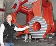 Thomas Widmer vor dem Teil einer Druckgussmaschine. Die Aufspannplatte wiegt 13,8 Tonnen. (Bild: Philipp Stutz)