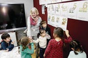 Der Unterricht basiert auf dem Lehrplan 21. Mit den Kindern spricht Cécile Ottiger deutsch. (Bild: Matthias Müller/NZZ)