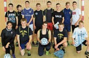 Die Klasse 3rb mit Organisator Joel Kobler (hinten, 3. von rechts) gewann die erste «OZO Champions League». (Bild: pd)