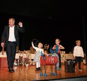 Simon Rohrer setzte sich als tüchtiger Auktionator ein. (Bild: Rösli Zeller)