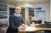 Urs Kuster in seinem Büro im Dachstock des Pfarreiheims. Immer im Blick sind die Bilder seiner Reisen. (Bild: Ralph Ribi)