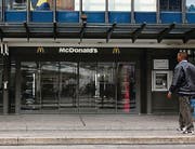 Täglich etwa 1400 Gäste: Der Eingang von McDonald's am Bohl. (Bild: Laura Mäder)