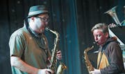 Der Musikverein Rebstein im Farbenrausch, mit Leidenschaft und fettem Sound. (Bilder: Thomas Widmer)