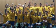 Erster Aufstieg der Vereinsgeschichte (hinten, von links): Michael Bawidamann, Sandro Alig, Jann Saxer, Patrick Binder (Trainer), Elias Egger, Reto Huber, Raphael Sonderegger, Roman Lehner. Vorne: Silas Brandenburg, Balz Marti, Robin Schrag, Samuel Breu, Manuel Bischofberger, Dominik Herzog und Samuel Kolb. (Bild: pd)