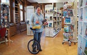 Marianne Hälg mit Büchern in der einen Hand und Spielzeug in der anderen: Seit knapp drei Monaten sind Bibliothek und Ludothek vereint. (Bild: Angelina Donati)