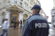 Einer der Männer gab sich fälschlicherweise als Polizist bei den rumänischen Touristinnen aus. Er wollte die Echtheit ihres Bargelds überprüfen und rannte schliesslich mit dem Geld davon. (Symbolbild) (Bild: Kapo SG)