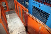 Der Mann wollte eine Kartonschachtel aus dem Regal heben - dabei geriet der Lift in Bewegung. (Bild: Stapo SG)