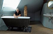 Bad im Dachstock: Paul Rutz und die historische Kurhaus-Badewanne. (Bild: Michael Hug)