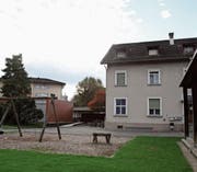 Die Wohnanlage Nefenfeld mit dem Ziegelbau, dem alten Schulhaus und dem Pavillon. (Bilder: Susi Miara)
