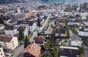 Die rechte Strassenseite der Bruggwaldstrasse gehört zur Gemeinde Wittenbach, die linke zur Stadt St. Gallen. (Bild: Ralph Ribi)