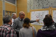 Elmar Steiger erklärt den Anwesenden an der Vorversammlung in Mosnang anhand von Plänen, an welchen Stellen am Sonnhaldenbach etwas geändert wird. (Bild: Timon Kobelt)